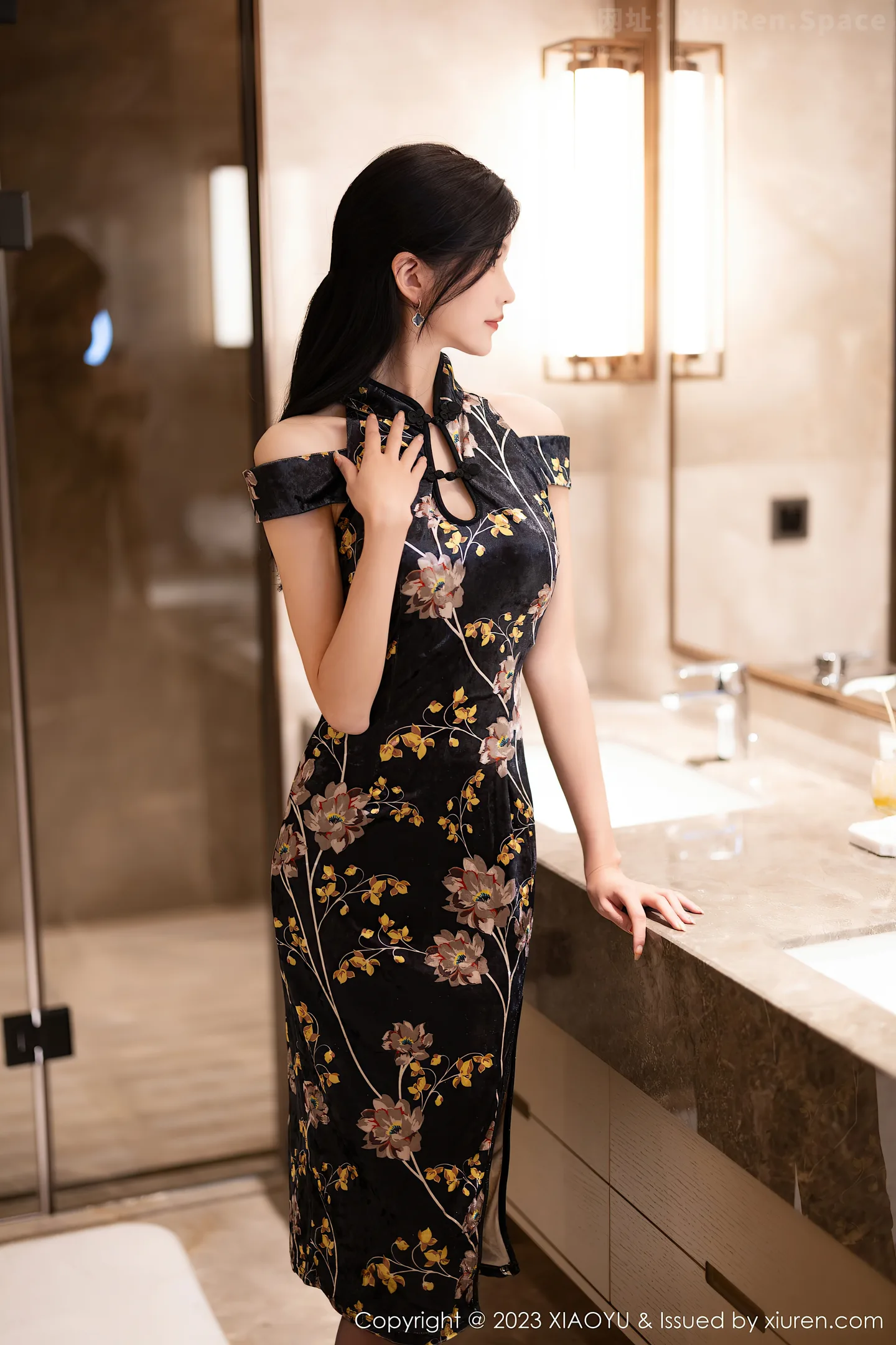 图片[2]-[XiaoYu画语界]Vol.1142 模特程程程性感深色带图案旗袍配超薄黑丝秀苗条身材诱惑写真84P-秀人网官方网站